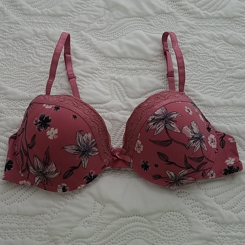 Jaclyn Smith 36B Bra